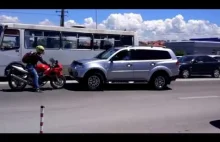 Motocyklista udziela dobrej lekcji aroganckiemu kierowcy SUV w Sewastopolu