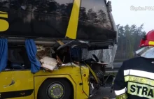 Wjechał traktorem na A2. W jego przyczepy cyrkowe uderzył autobus