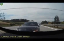 Nieuważny kierowca na autostradzie zajeżdża drogę pędzącemu lewym pasem Audi TT