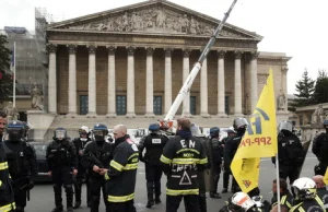 Paryż: Policja starła się z demonstrującymi strażakami