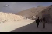 Bombardowanie ISIS, ujęcie z ziemi.