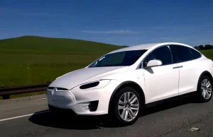 Nowy SUV Tesli przyłapany na autostradzie w Kalifornii