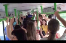 Jadący miejskim autobusem Rosjanie śpiewają pień patriotyczną na głosy.