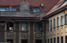 Rozwalili dach pałacu Branickich, by wstawić okna, które nie pasują do rezyden..