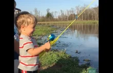Dzieciak przy pomocy wędki-zabawki łowi rybę