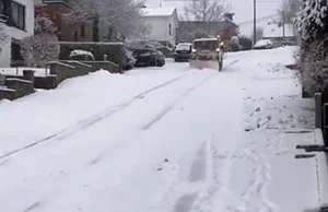 Pracownik traci kontrolę nad pługiem śnieżnym