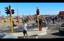 Tak dzieje się, gdy w Południowej Afryce zepsuje się ciężarówka z piwem