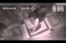 Kobieta vs zboczeniec w windzie