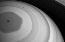 Sonda Cassini ukazała nam z bardzo bliska tajemniczy heksagon na Saturnie...