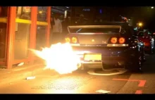 Plucie ogniem z wydechu w wykonaniu 2 Nissanów GTR R33