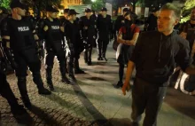 Nocny szturm policji na miasteczko Oburzonych w centrum