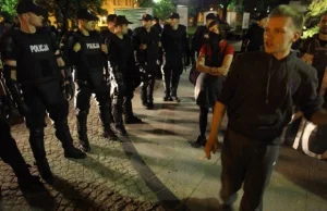 Nocny szturm policji na miasteczko Oburzonych w centrum
