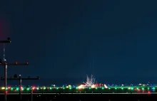 Świetna animacja poklatkowa pokazująca start samolotu nocą