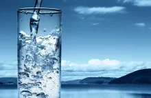 Nadmierne spożywanie wody może być równie groźne, co odwodnienie.