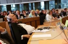 Korwin śpi podczas przemowy do Parlamentu Europejskiego włoskiej minister Guidi