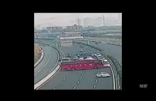 Kierowca wykonuje zwrot na autostradzie (Chiny)