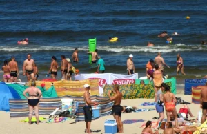 Parawany powinny zniknąć z plaży? Władze Darłowa chcą za nie karać mandatami