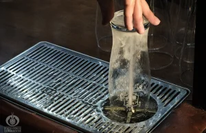 Dlaczego barman płucze szkło przed wlaniem piwa?