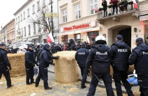 Protest AGROunii w Warszawie. Policja siłą usunęła manifestujących rolników