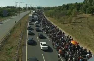 Kilka tysięcy imigrantów idzie w kierunku Grecji