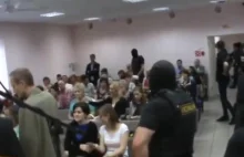 Uzbrojeni funkcjonariusze FSB przerywają zebranie Świadków Jehowy w Rosji