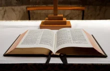Sąd w UK ukarał kaznodziejów za publiczne czytanie Biblii. "OBRAZILI MUZUŁMANÓW