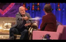 John Cleese oblewa prowadzącego Alana Carra w jego programie