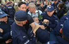 Władysław Frasyniuk prawomocnie uniewinniony. Nie wprowadził policjanta w...