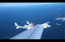 Statek kosmiczny Virgin dołącza do samolotu pasażerskiego przed lądowaniem