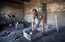 Madagaskar, wytwarzanie garków aluminiowych ze złomu.