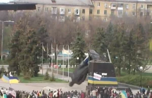 „Lenin skacze na główkę”. Ukraina