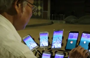 69-latkek, przyczepił do roweru 11 telefonów, by polować na pokemony