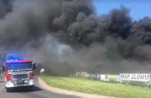 Pożar w Jeleniej Górze: Ogień pojawił się na terenie firmy recyklingowej
