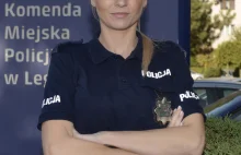 Policjantka z narkotykami w biurku