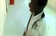 Czarny dzieciak wydaje dzwięki syreny policyjnej xD