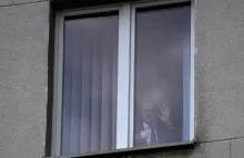 Donald Tusk jak papież. Były premier pozdrawia z okna zgromadzonych przed...