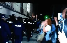 Ruda z KOD bezkarnie wykonuje obsceniczne gesty do funkcjonariuszy Policji