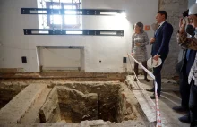 Trwa remont w Muzeum na Zamku Lubelskim.Chcieli zdjąć posadzkę, a odkryli skarby