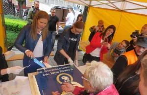 Wadowice. Rzucili się na tort papieski z 200 jaj. Był za darmo. Wezwano ochronę