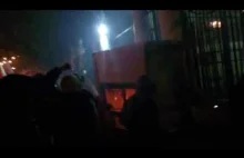Atak na boczną bramę ambasady rosyjskiej i moment podpalenia budki strażniczej
