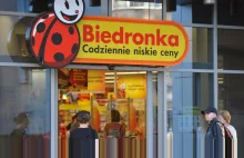 Założyli czujniki pracownikom Biedronki. Sieć sprawdza, czy pracują tak ciężko.