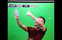 Selfie zaraz po strzeleniu gola w wykonaniu Francesco Tottiego