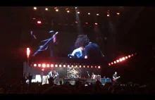 Foo Fighters z Rickiem Astleyem trolluje publiczność na koncercie.