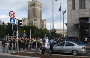 W Warszawie zagrali uliczny koncert na przejściu dla pieszych