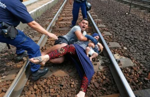 Węgrzy wypuścili pociąg z Budapesztu i zatrzymali po 40 km. Imigranci...