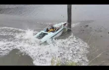 Człowiek niszczy łódkę uderzając w drewniany słupek przy dużej prędkości