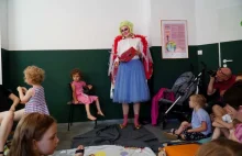 Drag queen czytała dzieciom książkę w Poznaniu