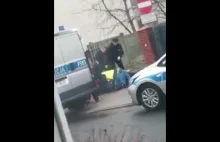 Policja bestialsko pobiła nastolatków (nagranie)