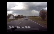Wypadek podczas wyprzedzania - polskie drogi