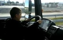 MAN TGA pędzi autostradą, a za kierownicą siedzi chłopiec